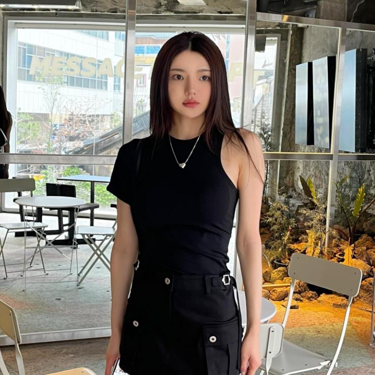 Fitted Off-Shoulder Round Neck White Short-Sleeve T-Shirt for Women - Korean Style Summer Slimming Half-Sleeve Top Fitted Off-Shoulder Round Neck White Short-Sleeve T-Shirt for Women - Korean Style Summer Slimming Half-Sleeve Top