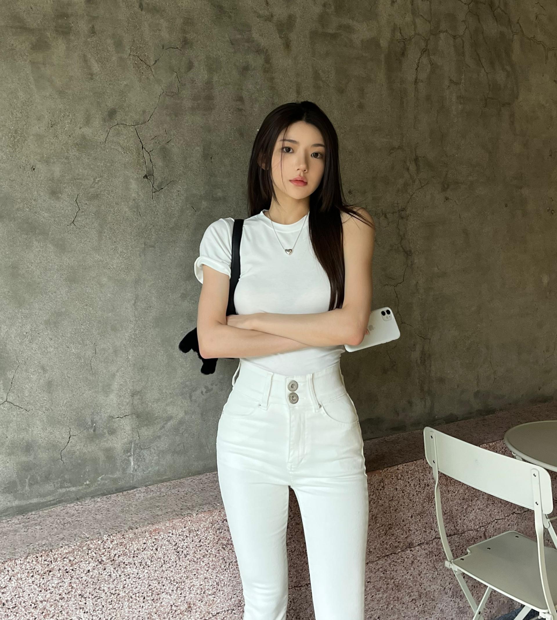 Fitted Off-Shoulder Round Neck White Short-Sleeve T-Shirt for Women - Korean Style Summer Slimming Half-Sleeve Top Fitted Off-Shoulder Round Neck White Short-Sleeve T-Shirt for Women - Korean Style Summer Slimming Half-Sleeve Top