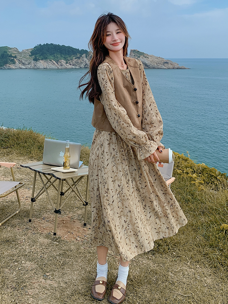 Floral Long Dress Set with Mélard Vest for Women - Autumn 2025 French High-End Style, Chic & Elegant Fashion Floral Long Dress Set with Mélard Vest for Women - Autumn 2025 French High-End Style, Chic & Elegant Fashion