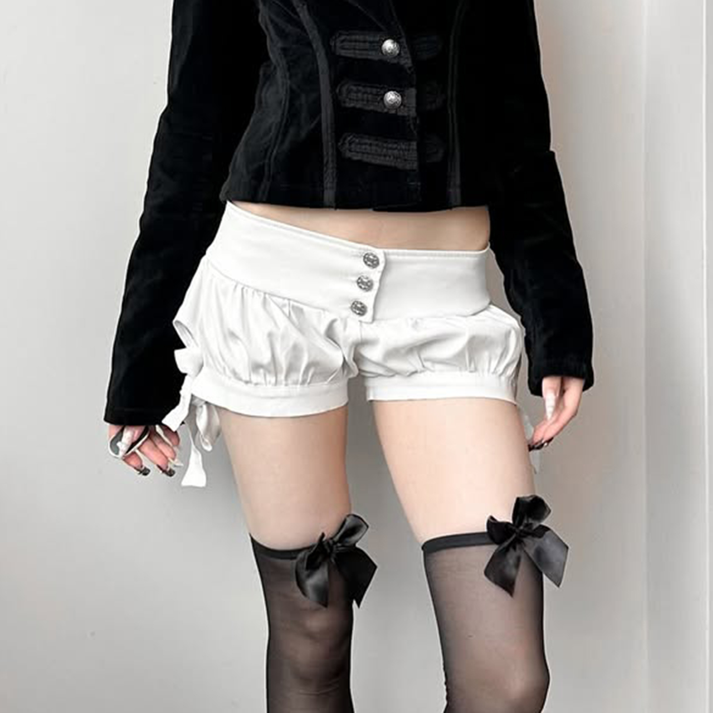 French Court Style Girl's Three-Button Low-Waist Casual Shorts with Tie Bow - Versatile Floral Bud Design for Hot Summer Looks