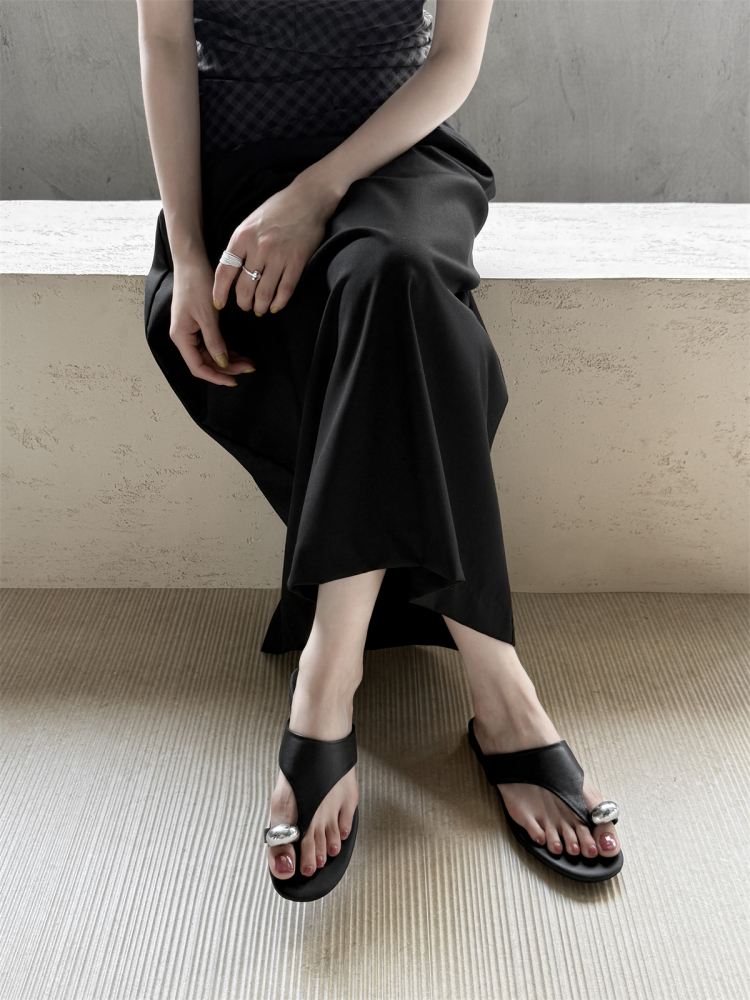 French Metal Toe Post Sandals for Women - High-End Round Toe Low Heel Vacation Flip Flops in Sheepskin, Versatile Summer Footwear