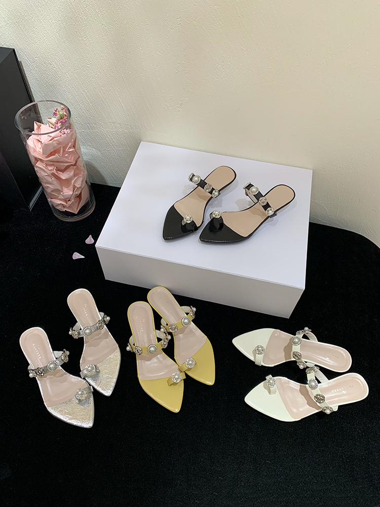 French Romantic Little Chanel Style Rhinestone and Pearl Roman Toe-Post Flat Sandals for Summer 2025 Women's Footwear French Romantic Little Chanel Style Rhinestone and Pearl Roman Toe-Post Flat Sandals for Summer 2025 Women's Footwear