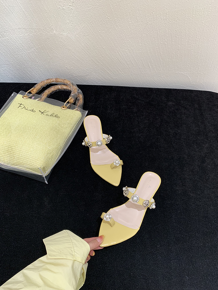 French Romantic Little Chanel Style Rhinestone and Pearl Roman Toe-Post Flat Sandals for Summer 2025 Women's Footwear French Romantic Little Chanel Style Rhinestone and Pearl Roman Toe-Post Flat Sandals for Summer 2025 Women's Footwear