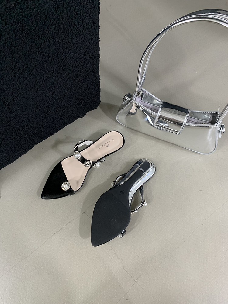 French Romantic Little Chanel Style Rhinestone and Pearl Roman Toe-Post Flat Sandals for Summer 2025 Women's Footwear