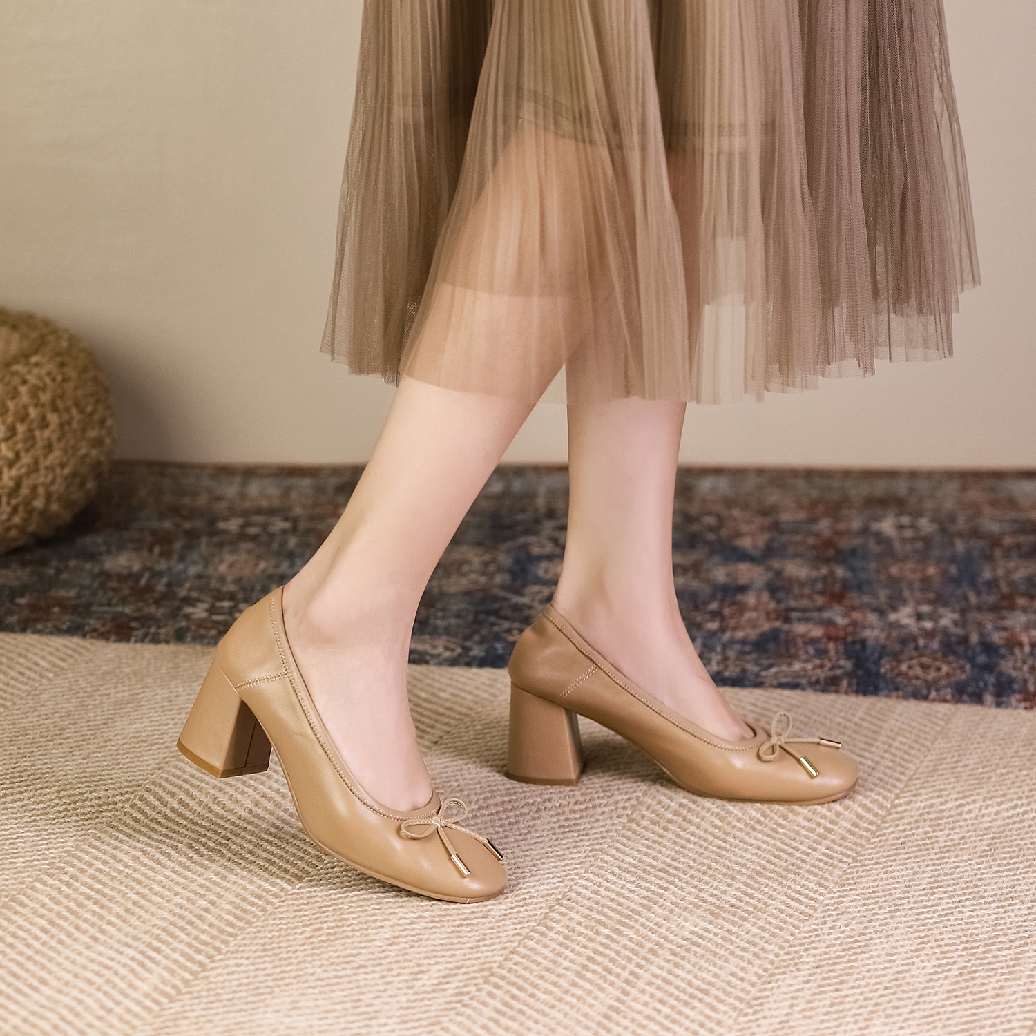 French-Style Genuine Leather Soft-Soled Grandma Shoes for Women - Round Toe, Chunky Mid-Heel Flats with Bowknot - Spring 2025 Collection