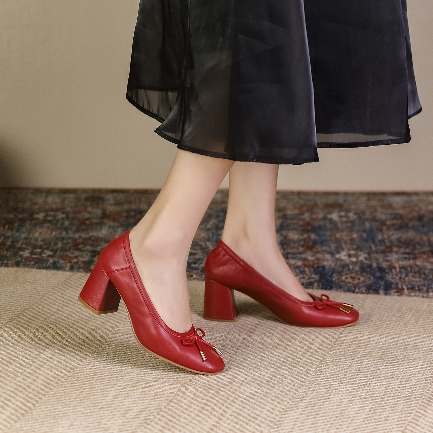 French-Style Genuine Leather Soft-Soled Grandma Shoes for Women - Round Toe, Chunky Mid-Heel Flats with Bowknot - Spring 2025 Collection