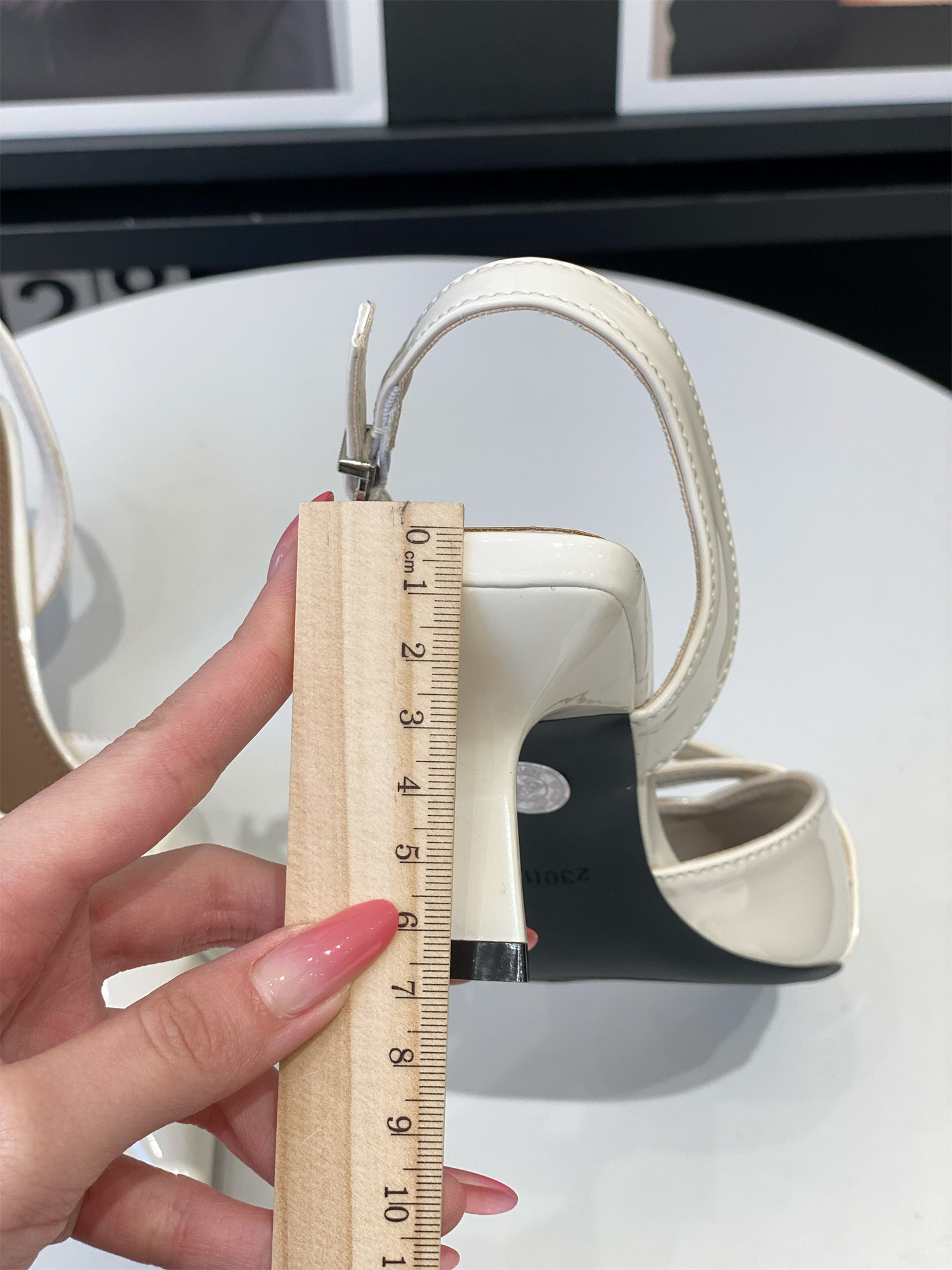 French-Style Patent Leather Sandals for Women - 2025 Summer Pointed Toe Thin Heel One-Strap High Heels for Versatile Looks French-Style Patent Leather Sandals for Women - 2025 Summer Pointed Toe Thin Heel One-Strap High Heels for Versatile Looks