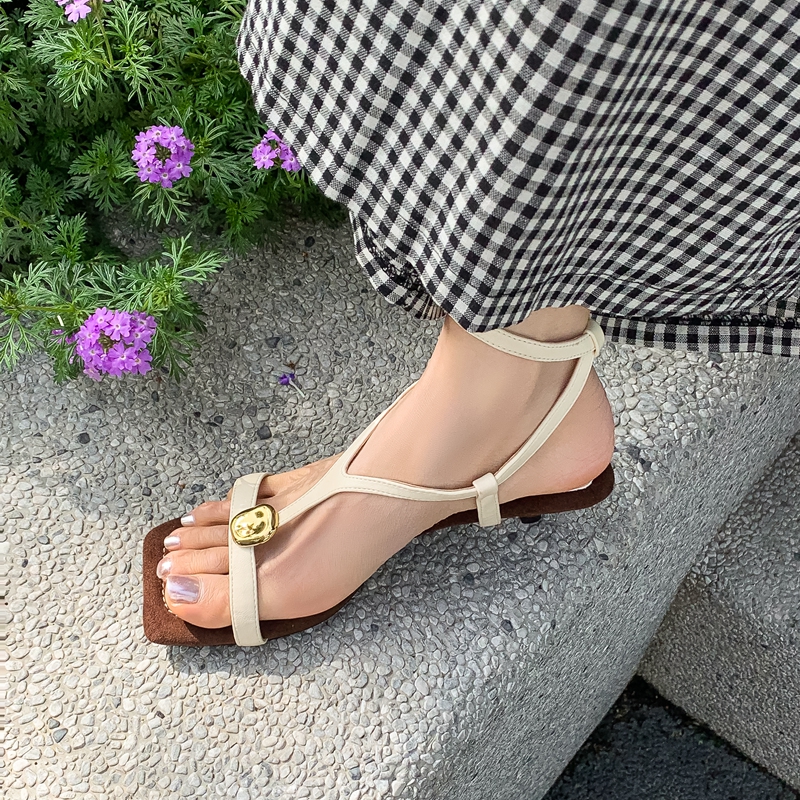 French Vintage Gold Buckle Sandals with Thin Straps, Square Open Toe, High Heels – Luxurious Summer Style 2025 French Vintage Gold Buckle Sandals with Thin Straps, Square Open Toe, High Heels – Luxurious Summer Style 2025