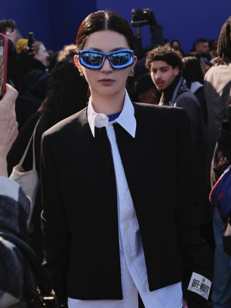 Futuristic Oversized Sunglasses with Unique Shape for Women – Stylish High-End Sun Protection for Street Photography and Trendy Looks Futuristic Oversized Sunglasses with Unique Shape for Women – Stylish High-End Sun Protection for Street Photography and Trendy Looks