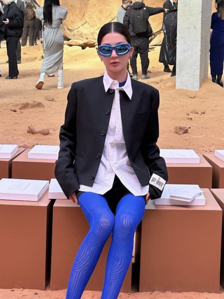 Futuristic Oversized Sunglasses with Unique Shape for Women – Stylish High-End Sun Protection for Street Photography and Trendy Looks Futuristic Oversized Sunglasses with Unique Shape for Women – Stylish High-End Sun Protection for Street Photography and Trendy Looks