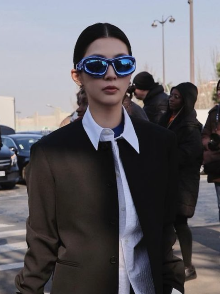 Futuristic Oversized Sunglasses with Unique Shape for Women – Stylish High-End Sun Protection for Street Photography and Trendy Looks Futuristic Oversized Sunglasses with Unique Shape for Women – Stylish High-End Sun Protection for Street Photography and Trendy Looks