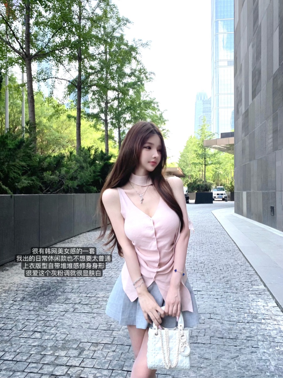 Gentle V-Neck Flowy Tie Ruffled Waist-Defining Split Top - Heart Flutter Design, Perfect for Y2K and Romantic Styles Gentle V-Neck Flowy Tie Ruffled Waist-Defining Split Top - Heart Flutter Design, Perfect for Y2K and Romantic Styles