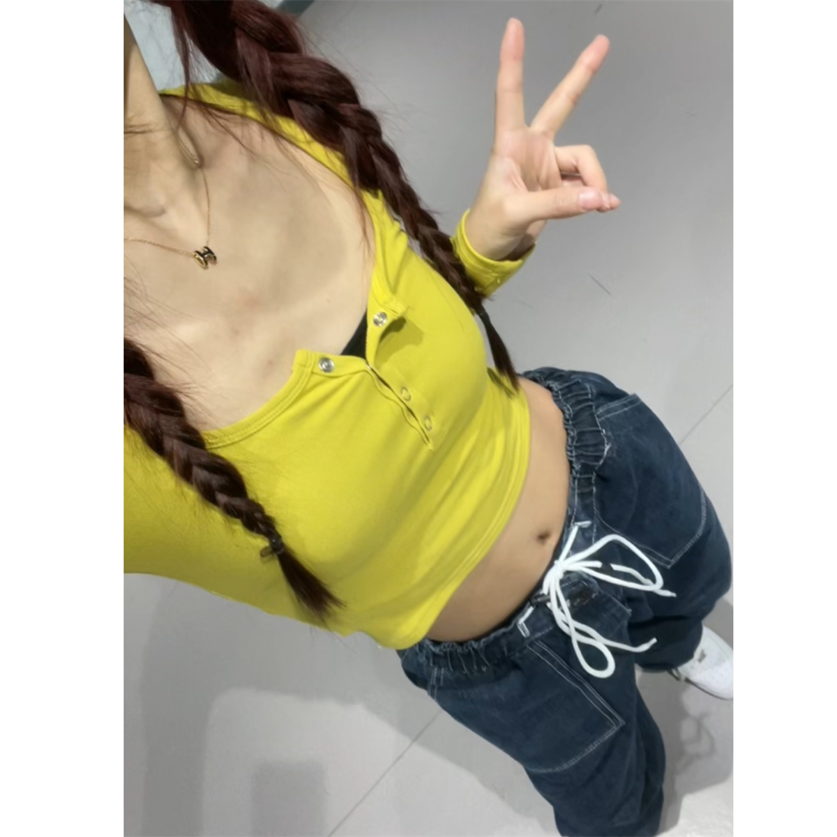 Ginger Yellow Slim-Fit Hip-Hop Jazz Dance Short Top with Vintage Dark Blue Denim Long Work Pants for Stylish Outfits