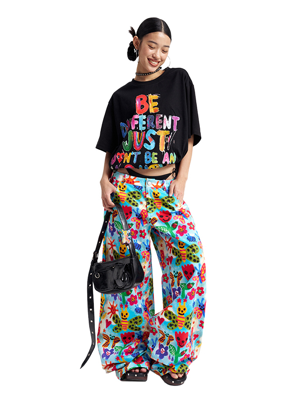 Graffiti Black/White Letter Printed Loose T-Shirt - Casual Streetwear 90s Inspired Urban Style Top Graffiti Black/White Letter Printed Loose T-Shirt - Casual Streetwear 90s Inspired Urban Style Top