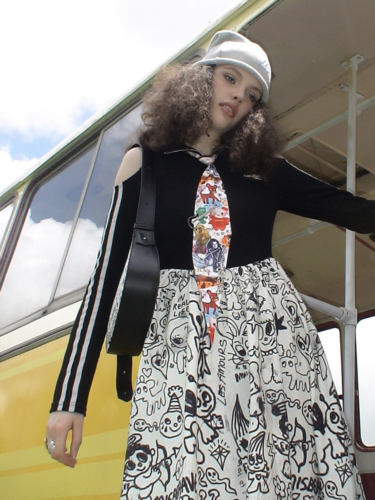 Graffiti Print No-Tie Eyelet Tank Top with Metal Chain Decoration - Street Style, Urban Fashion, Trendy Summer Wear