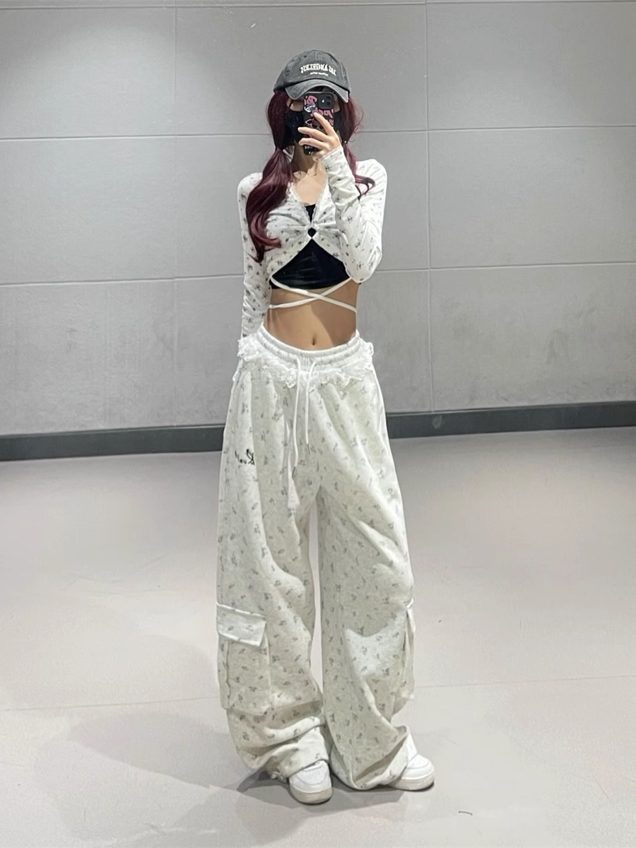 Gray Floral Lace Trim Spliced Sweatpants for Women - Autumn Winter Dance Outfit Inspired by 90s and Y2K Style Gray Floral Lace Trim Spliced Sweatpants for Women - Autumn Winter Dance Outfit Inspired by 90s and Y2K Style
