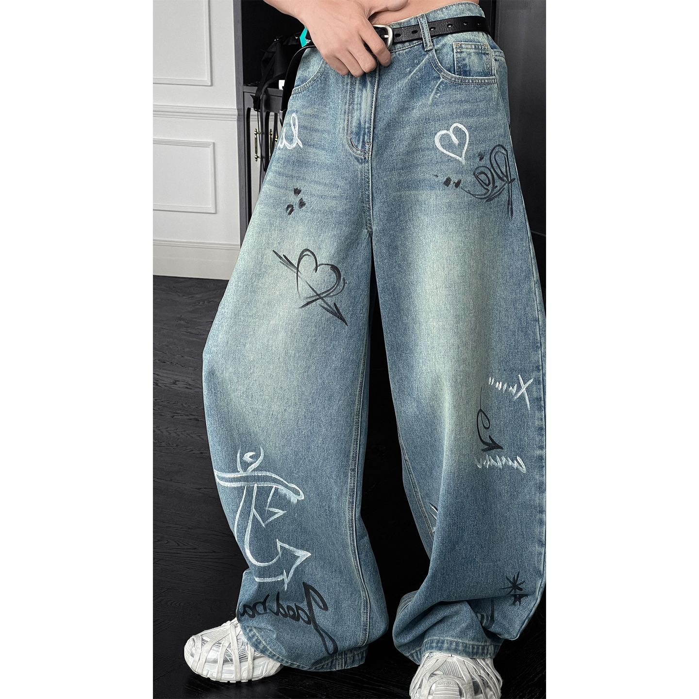 Hand-Painted Graffiti Design Loose Straight-Leg Jeans for Men - Trendy American High Street Style Summer Fashion