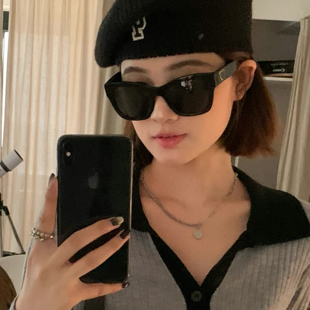 Heart-Shaped Black Oversized Square Sunglasses for Women - Flattering Design for Round Faces, Trendy Y2K Style Heart-Shaped Black Oversized Square Sunglasses for Women - Flattering Design for Round Faces, Trendy Y2K Style