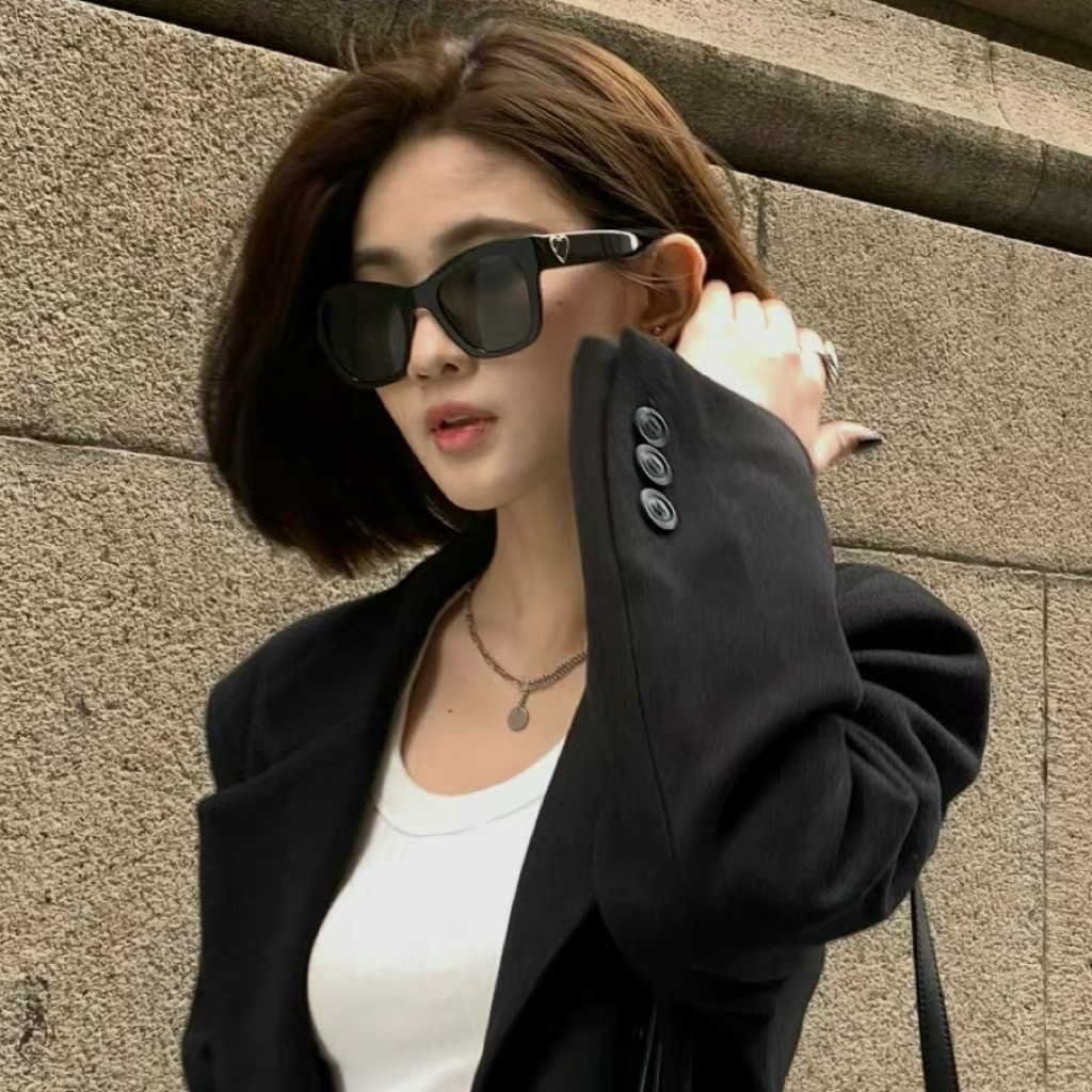 Heart-Shaped Black Oversized Square Sunglasses for Women - Flattering Design for Round Faces, Trendy Y2K Style Heart-Shaped Black Oversized Square Sunglasses for Women - Flattering Design for Round Faces, Trendy Y2K Style