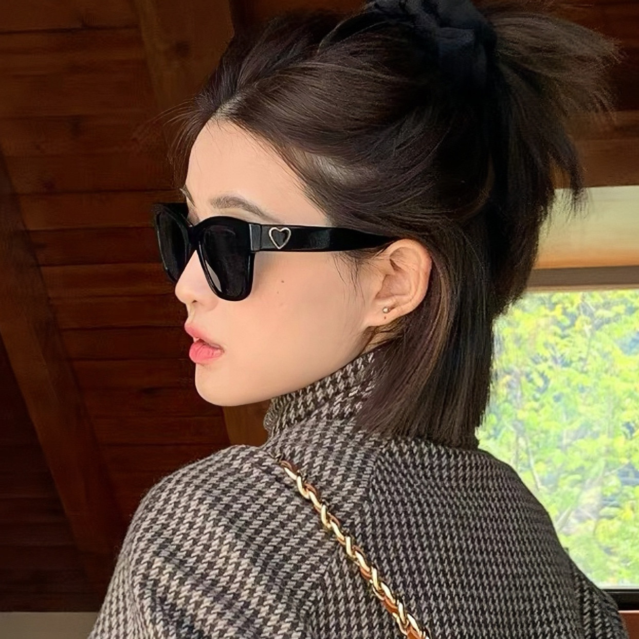 Heart-Shaped Black Oversized Square Sunglasses for Women - Flattering Design for Round Faces, Trendy Y2K Style