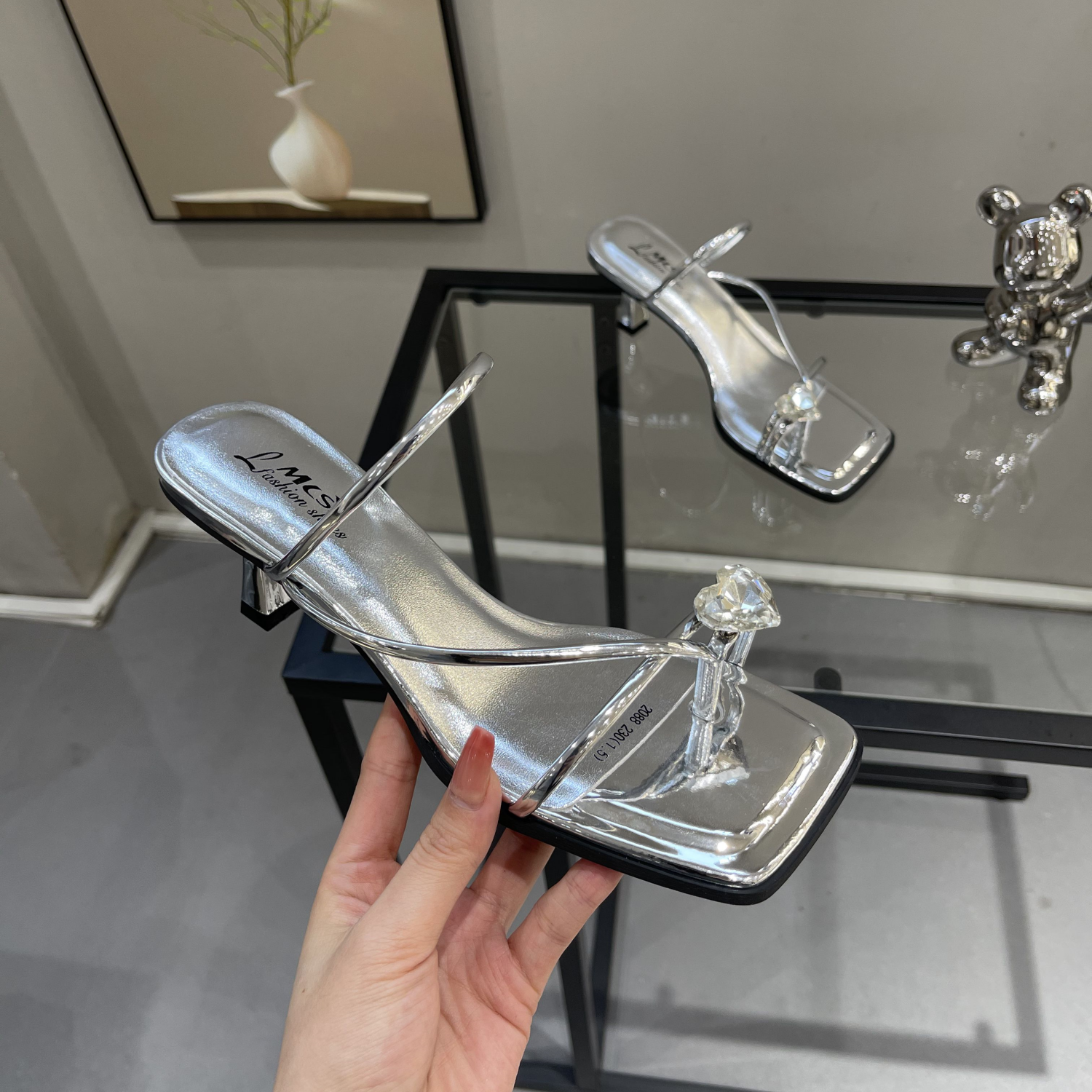 Heart-Shaped Open-Toe Slippers for Women, Vintage French Style, Summer Flip-Flops with Thin Heel & Square Toe, Perfect for Skirts Heart-Shaped Open-Toe Slippers for Women, Vintage French Style, Summer Flip-Flops with Thin Heel & Square Toe, Perfect for Skirts