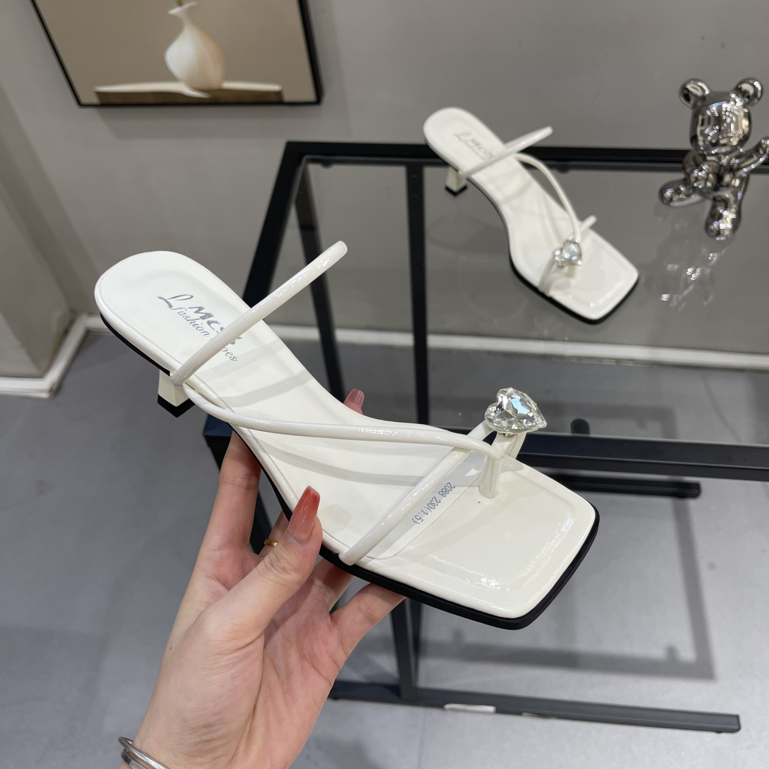 Heart-Shaped Open-Toe Slippers for Women, Vintage French Style, Summer Flip-Flops with Thin Heel & Square Toe, Perfect for Skirts Heart-Shaped Open-Toe Slippers for Women, Vintage French Style, Summer Flip-Flops with Thin Heel & Square Toe, Perfect for Skirts