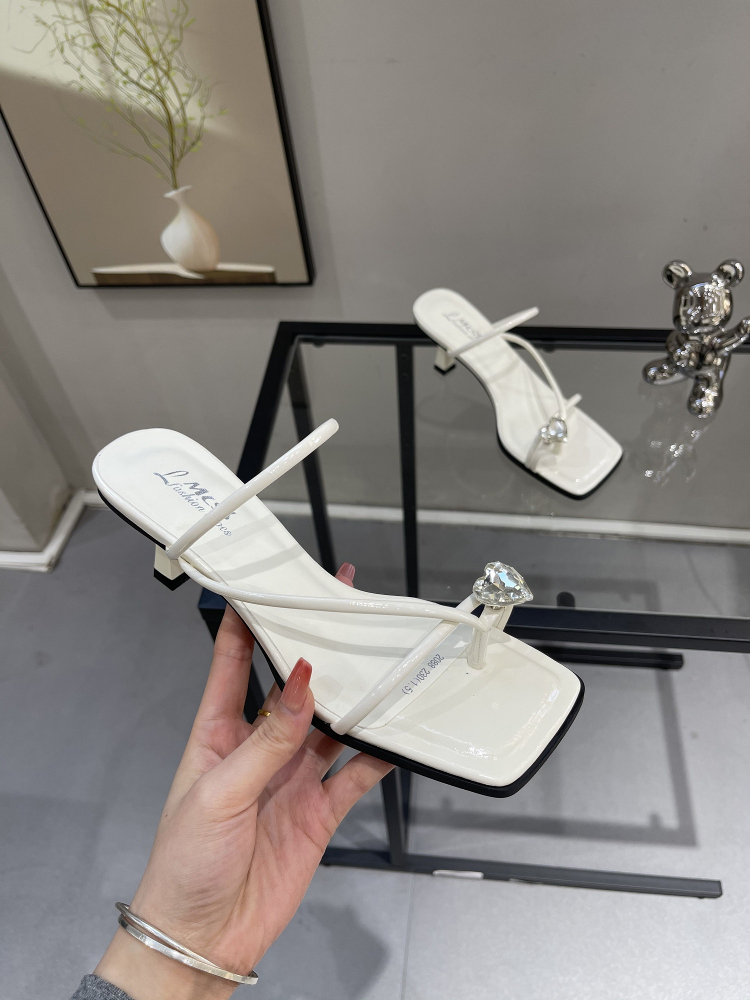 Heart-Shaped Open-Toe Slippers for Women, Vintage French Style, Summer Flip-Flops with Thin Heel & Square Toe, Perfect for Skirts Heart-Shaped Open-Toe Slippers for Women, Vintage French Style, Summer Flip-Flops with Thin Heel & Square Toe, Perfect for Skirts