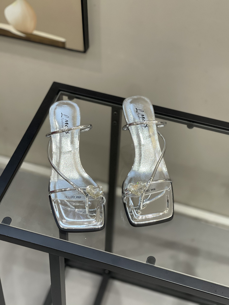 Heart-Shaped Open-Toe Slippers for Women, Vintage French Style, Summer Flip-Flops with Thin Heel & Square Toe, Perfect for Skirts Heart-Shaped Open-Toe Slippers for Women, Vintage French Style, Summer Flip-Flops with Thin Heel & Square Toe, Perfect for Skirts