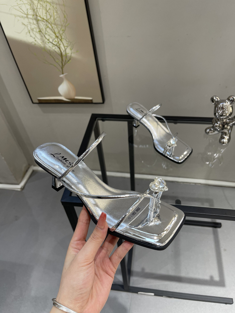 Heart-Shaped Open-Toe Slippers for Women, Vintage French Style, Summer Flip-Flops with Thin Heel & Square Toe, Perfect for Skirts Heart-Shaped Open-Toe Slippers for Women, Vintage French Style, Summer Flip-Flops with Thin Heel & Square Toe, Perfect for Skirts