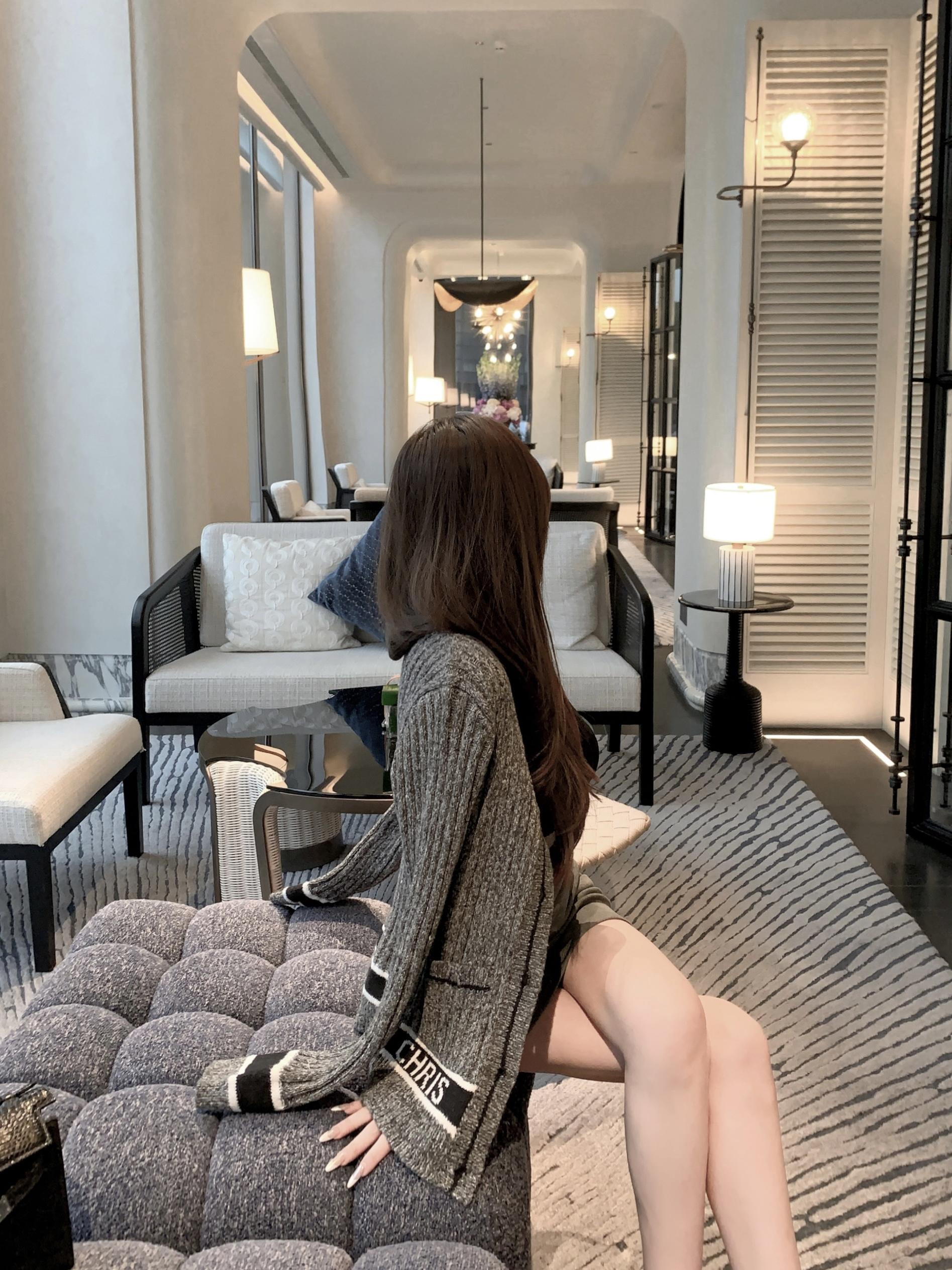 High-End Flower Gray V-Neck Thick Knit Color-Block Cardigan - Fashion Focus D Series, Trendy Layering for Y2K and Korean Style High-End Flower Gray V-Neck Thick Knit Color-Block Cardigan - Fashion Focus D Series, Trendy Layering for Y2K and Korean Style