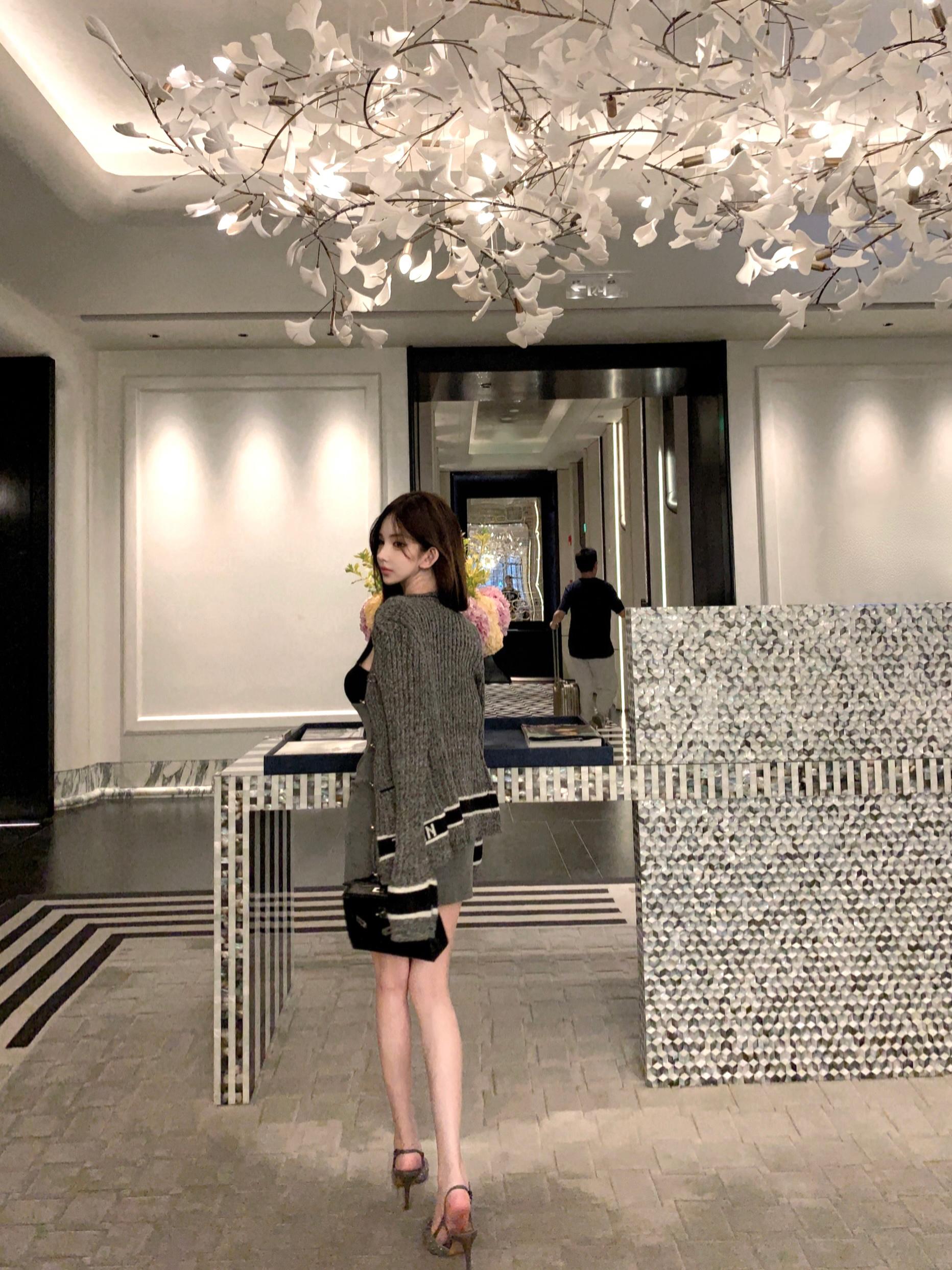 High-End Flower Gray V-Neck Thick Knit Color-Block Cardigan - Fashion Focus D Series, Trendy Layering for Y2K and Korean Style