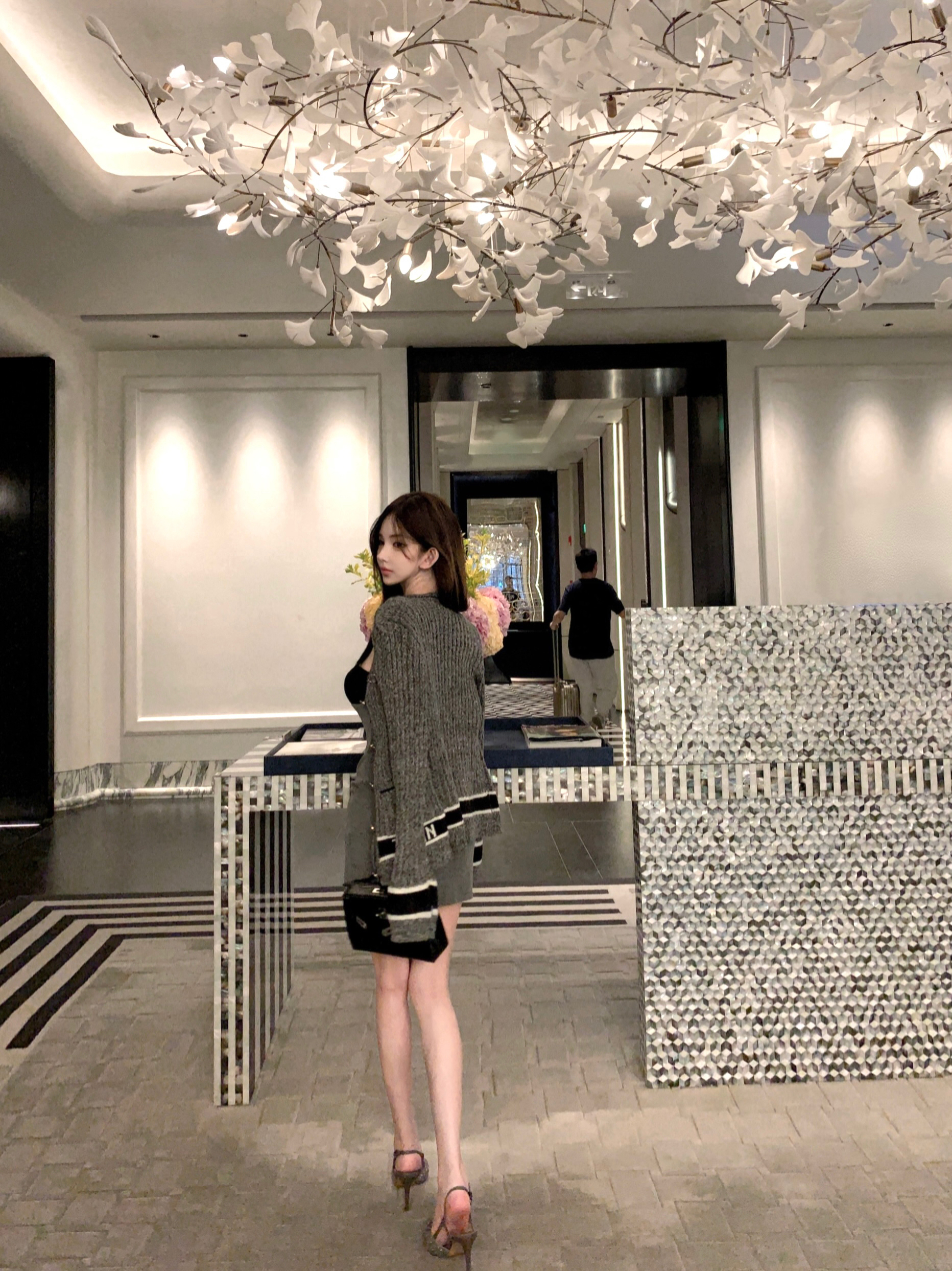 High-End Flower Gray V-Neck Thick Knit Color-Block Cardigan - Fashion Focus D Series, Trendy Layering for Y2K and Korean Style