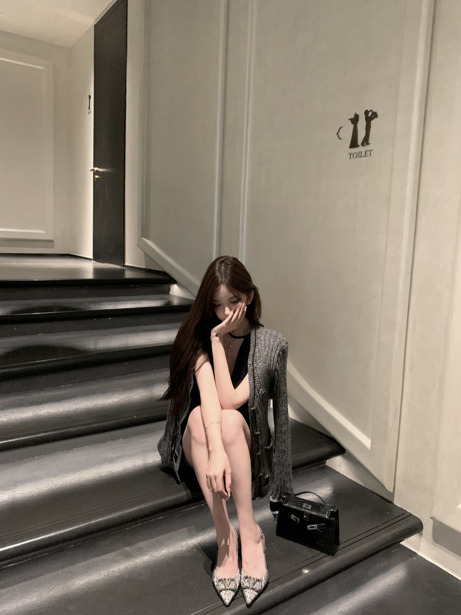 High-End Flower Gray V-Neck Thick Knit Color-Block Cardigan - Fashion Focus D Series, Trendy Layering for Y2K and Korean Style High-End Flower Gray V-Neck Thick Knit Color-Block Cardigan - Fashion Focus D Series, Trendy Layering for Y2K and Korean Style