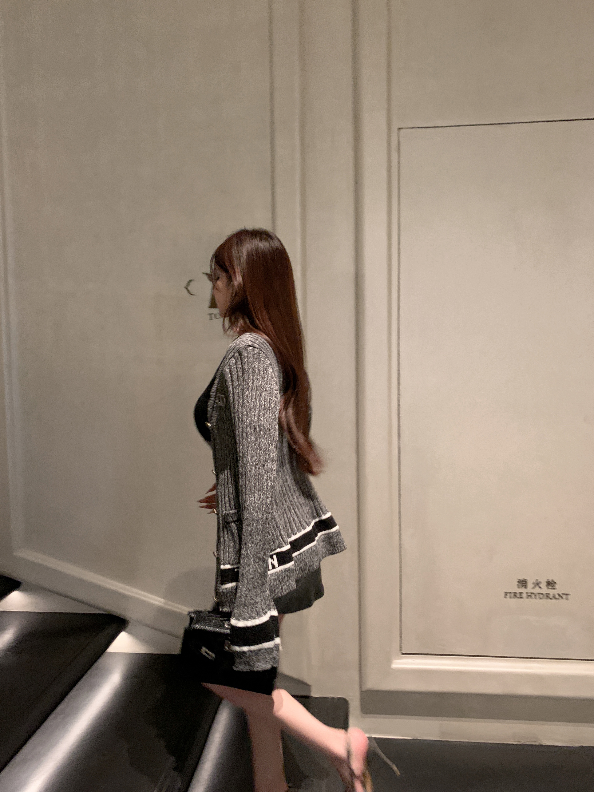 High-End Flower Gray V-Neck Thick Knit Color-Block Cardigan - Fashion Focus D Series, Trendy Layering for Y2K and Korean Style High-End Flower Gray V-Neck Thick Knit Color-Block Cardigan - Fashion Focus D Series, Trendy Layering for Y2K and Korean Style