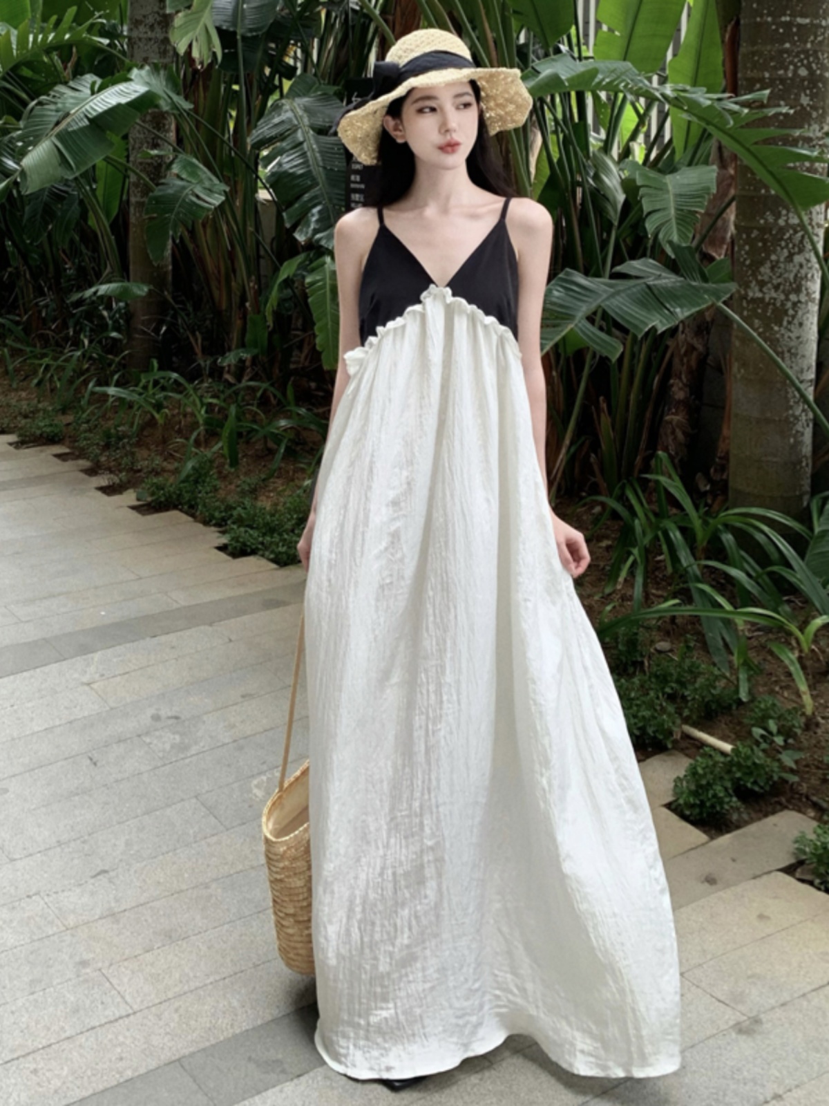 High-End French Style Black and White Color-Blocking V-Neck Lace-Trimmed Slip Dress with Spliced Skirt for Women - Vacation Ready High-End French Style Black and White Color-Blocking V-Neck Lace-Trimmed Slip Dress with Spliced Skirt for Women - Vacation Ready