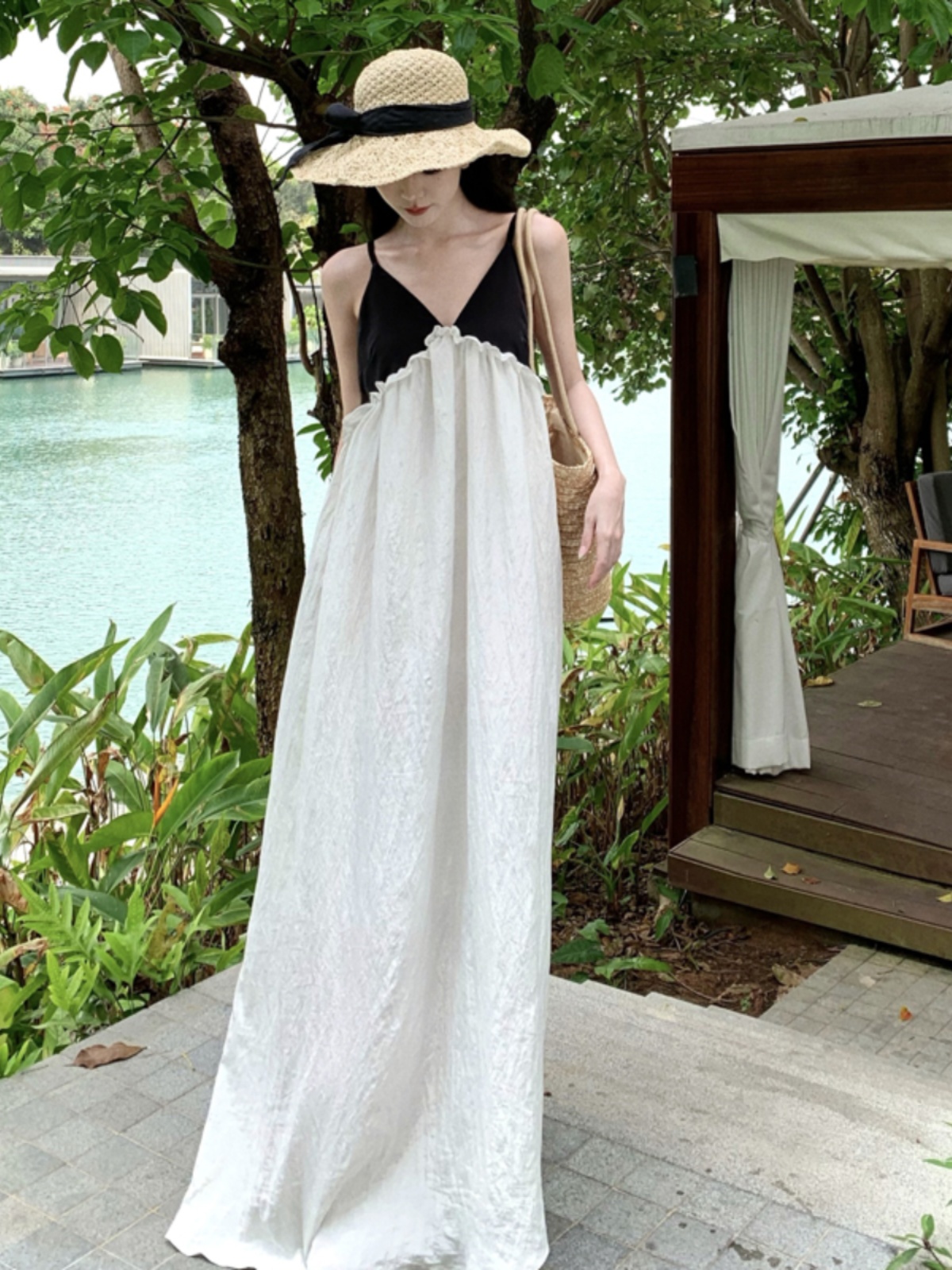 High-End French Style Black and White Color-Blocking V-Neck Lace-Trimmed Slip Dress with Spliced Skirt for Women - Vacation Ready