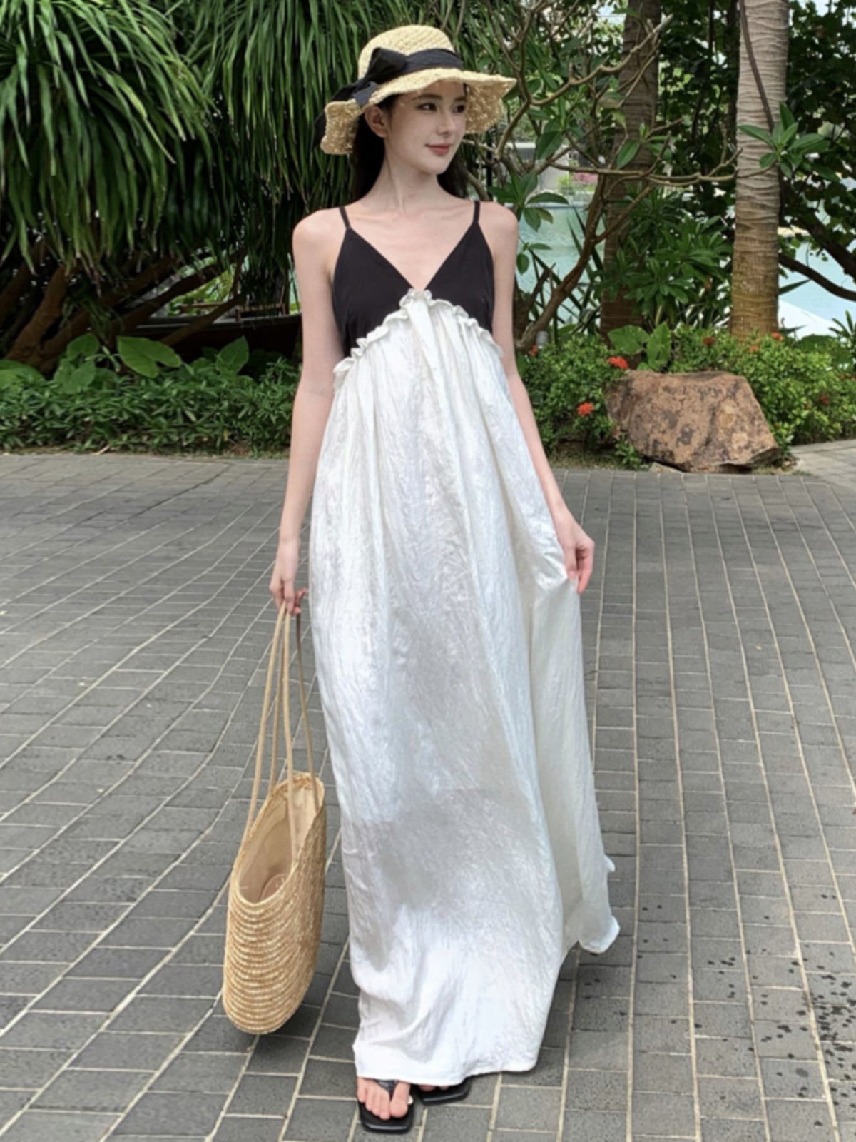 High-End French Style Black and White Color-Blocking V-Neck Lace-Trimmed Slip Dress with Spliced Skirt for Women - Vacation Ready High-End French Style Black and White Color-Blocking V-Neck Lace-Trimmed Slip Dress with Spliced Skirt for Women - Vacation Ready