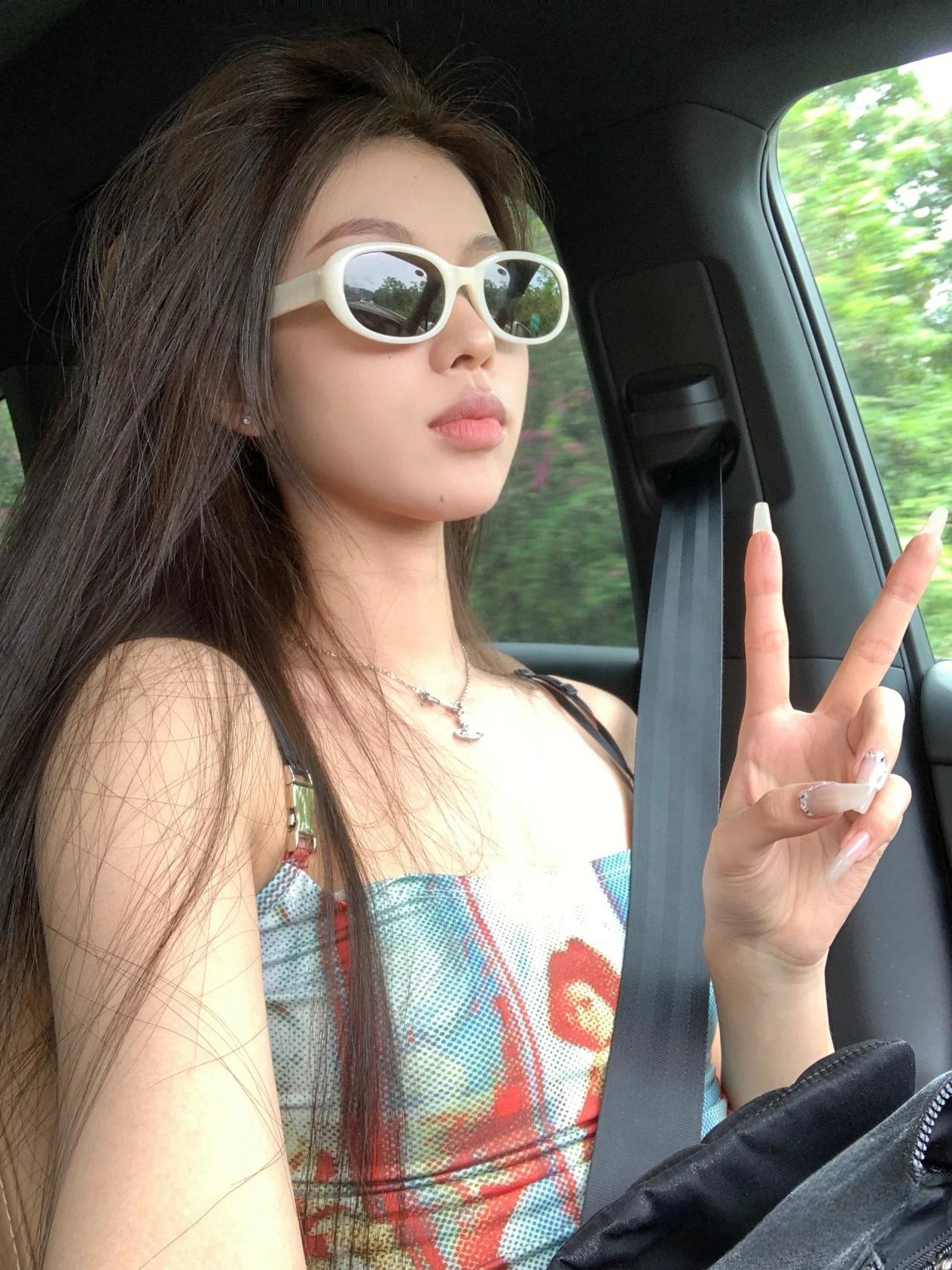 High-End Oval Frame White Sunglasses for Women - 2025 UV Protection Beach Sunglasses, Fashionable Face-Covering Style High-End Oval Frame White Sunglasses for Women - 2025 UV Protection Beach Sunglasses, Fashionable Face-Covering Style