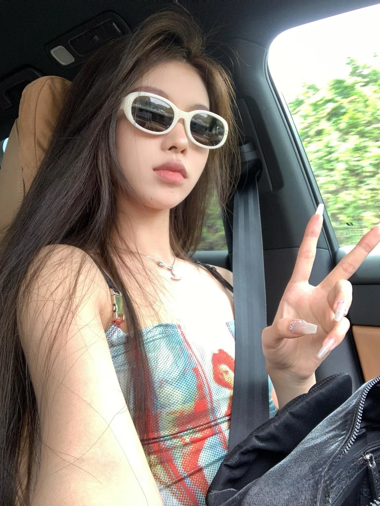 High-End Oval Frame White Sunglasses for Women - 2025 UV Protection Beach Sunglasses, Fashionable Face-Covering Style High-End Oval Frame White Sunglasses for Women - 2025 UV Protection Beach Sunglasses, Fashionable Face-Covering Style