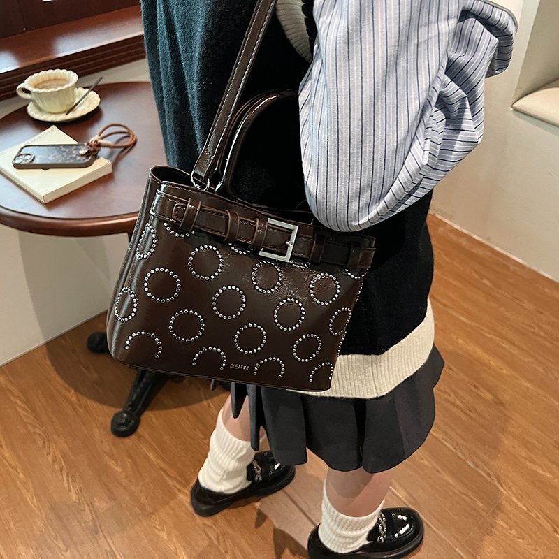 High-End Red Crossbody Bag for Women - Versatile Autumn/Winter 2025 Small Tote, Trendy Handheld Fashion Accessory High-End Red Crossbody Bag for Women - Versatile Autumn/Winter 2025 Small Tote, Trendy Handheld Fashion Accessory