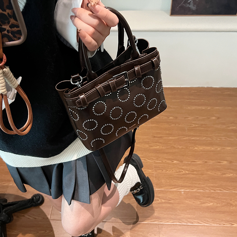 High-End Red Crossbody Bag for Women - Versatile Autumn/Winter 2025 Small Tote, Trendy Handheld Fashion Accessory High-End Red Crossbody Bag for Women - Versatile Autumn/Winter 2025 Small Tote, Trendy Handheld Fashion Accessory