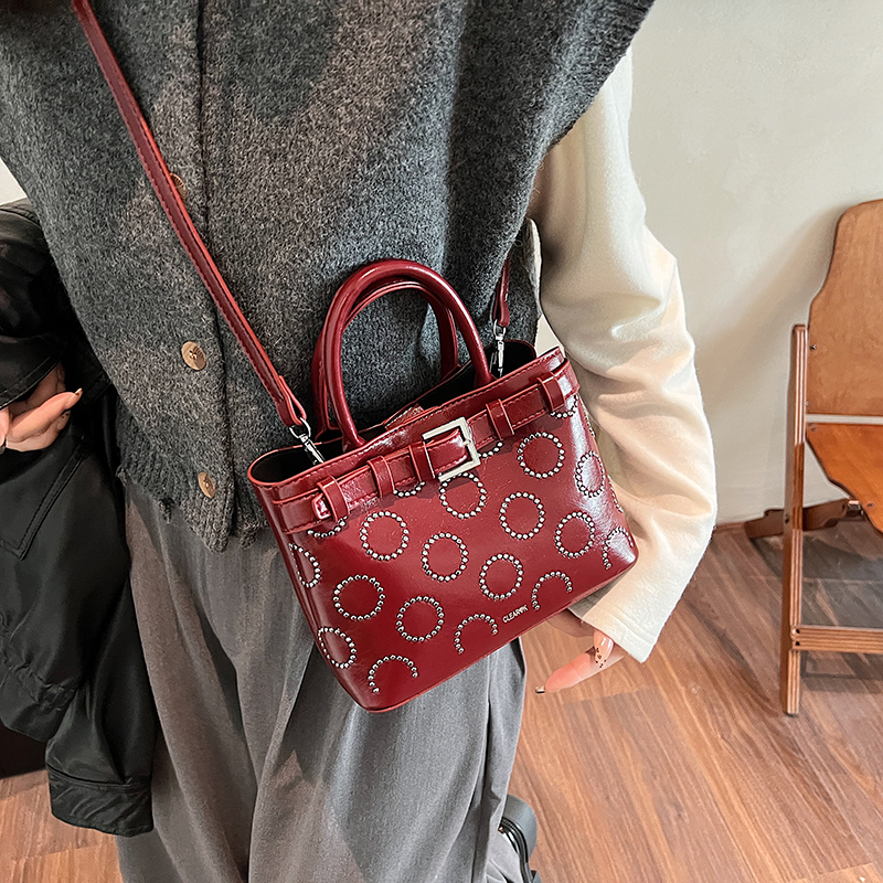 High-End Red Crossbody Bag for Women - Versatile Autumn/Winter 2025 Small Tote, Trendy Handheld Fashion Accessory High-End Red Crossbody Bag for Women - Versatile Autumn/Winter 2025 Small Tote, Trendy Handheld Fashion Accessory