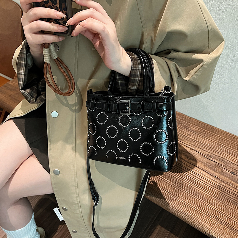 High-End Red Crossbody Bag for Women - Versatile Autumn/Winter 2025 Small Tote, Trendy Handheld Fashion Accessory High-End Red Crossbody Bag for Women - Versatile Autumn/Winter 2025 Small Tote, Trendy Handheld Fashion Accessory