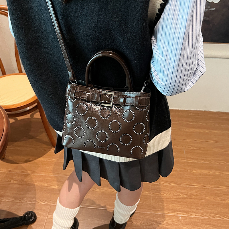 High-End Red Crossbody Bag for Women - Versatile Autumn/Winter 2025 Small Tote, Trendy Handheld Fashion Accessory High-End Red Crossbody Bag for Women - Versatile Autumn/Winter 2025 Small Tote, Trendy Handheld Fashion Accessory