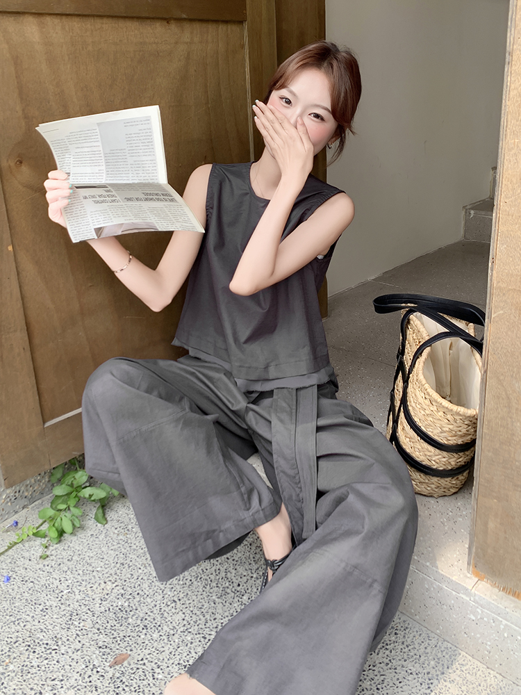 High-End Sleeveless Top and High-Waisted Wide-Leg Pants Set for Women - Summer 2025 Stylish Two-Piece Outfit, Age-Reducing Trend High-End Sleeveless Top and High-Waisted Wide-Leg Pants Set for Women - Summer 2025 Stylish Two-Piece Outfit, Age-Reducing Trend