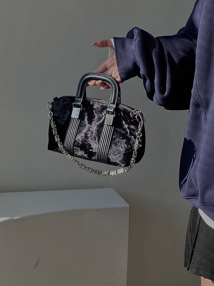 High-End Women's Large Chain Shoulder Crossbody Bag - Fashionable Stylish Handheld Design for 2025