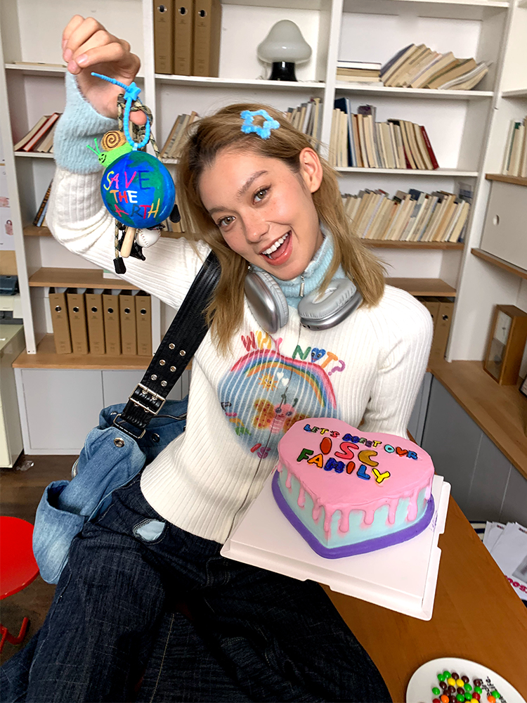 High-Neck Zipper Slim-Fit Knitted Cardigan with Original Graffiti Print for Trendy Y2K Style High-Neck Zipper Slim-Fit Knitted Cardigan with Original Graffiti Print for Trendy Y2K Style