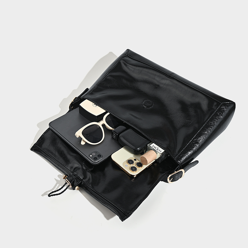 High-Quality Korean Design Oil Wax Leather Messenger Bag for Women, Minimalist Crossbody Bag, Large Capacity for Commuting High-Quality Korean Design Oil Wax Leather Messenger Bag for Women, Minimalist Crossbody Bag, Large Capacity for Commuting