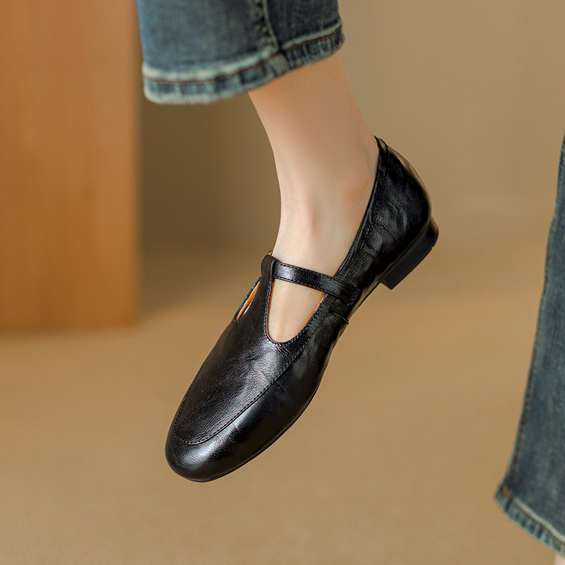 High-Quality Retro Hong Kong Style T-Strap Mary Jane Shoes in Sheepskin with Round Toe, Soft Sole, and Flat Heel High-Quality Retro Hong Kong Style T-Strap Mary Jane Shoes in Sheepskin with Round Toe, Soft Sole, and Flat Heel