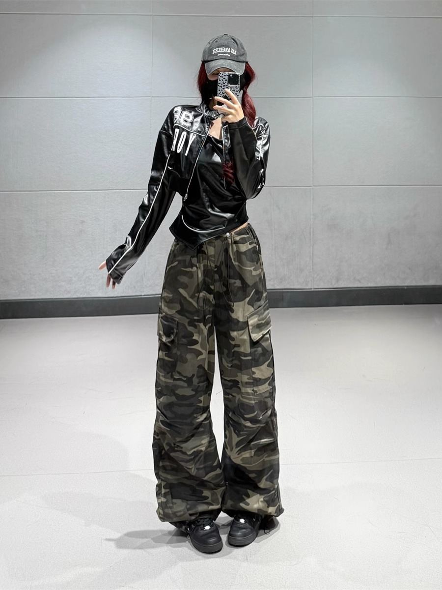 Hip-Hop Dance Set for Women - Ultra-Short Leather Jacket & High-Waisted Camouflage Cargo Pants - Trendy Streetwear Outfit Hip-Hop Dance Set for Women - Ultra-Short Leather Jacket & High-Waisted Camouflage Cargo Pants - Trendy Streetwear Outfit
